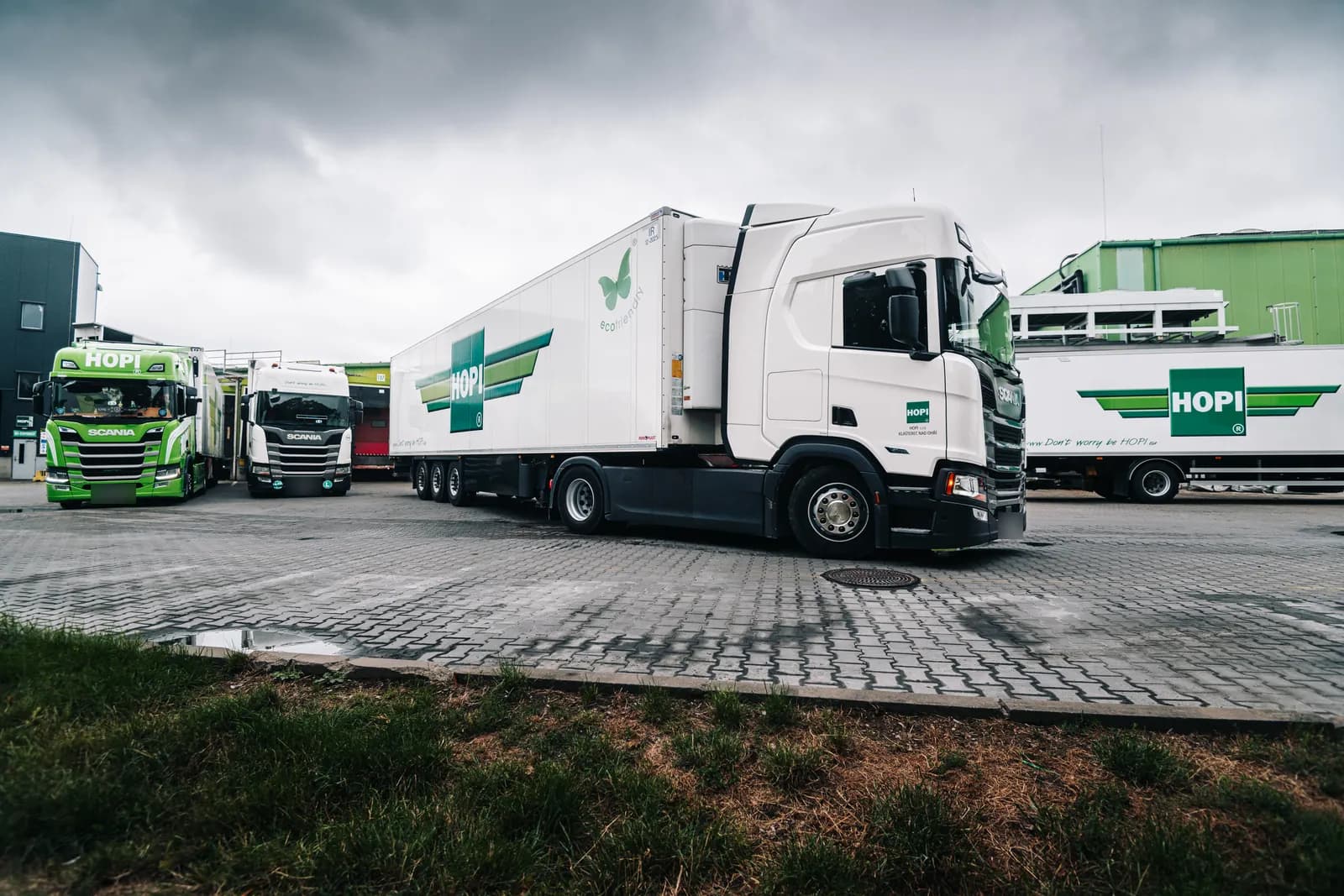 Chladírenský návěs HOPI Logistics s chladicím agregátem na tahači Scania
