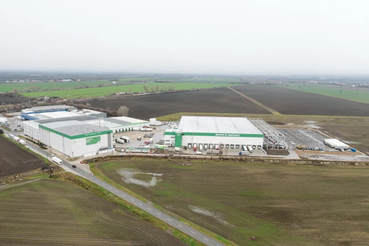 Letecký pohled na distribuční centrum HOPI Logistics Madunice na Slovensku
