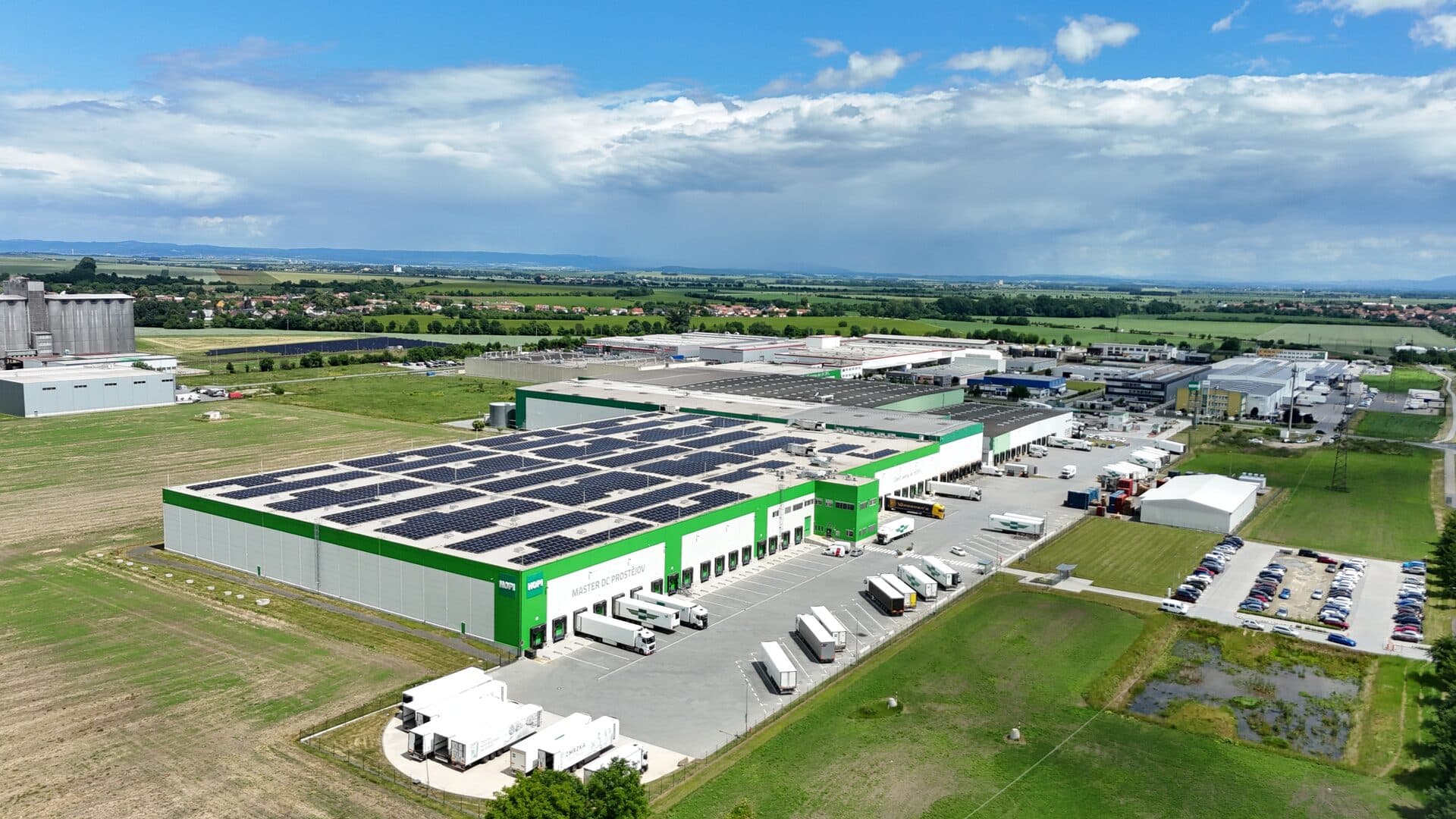 Widok z lotu ptaka na magazyn HOPI Master DC Prostějov z panelami słonecznymi na dachu
